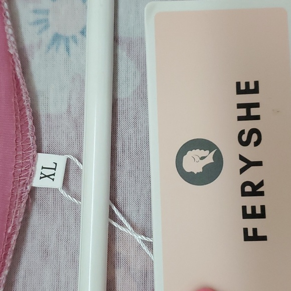 XL Pink & White v-neck floral long sleeve t-shirt - Picture 2 of 7